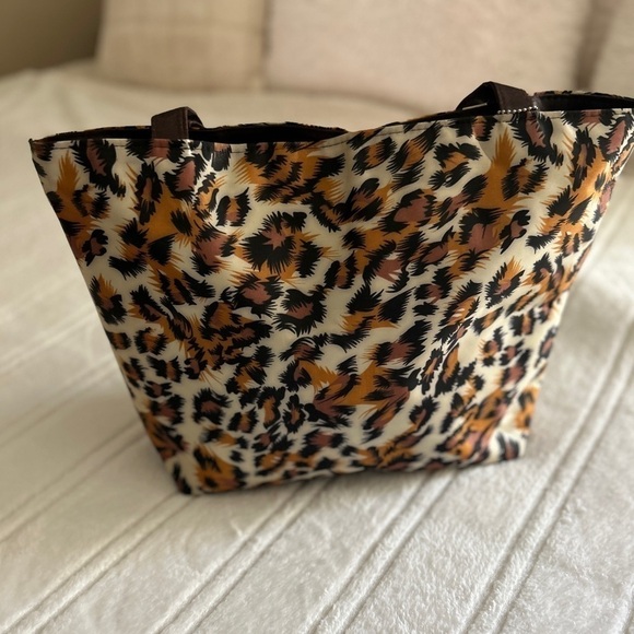 NWOT Large Tote bag Animal Print Womens With Accessory Zipper Bag - Picture 15 of 15